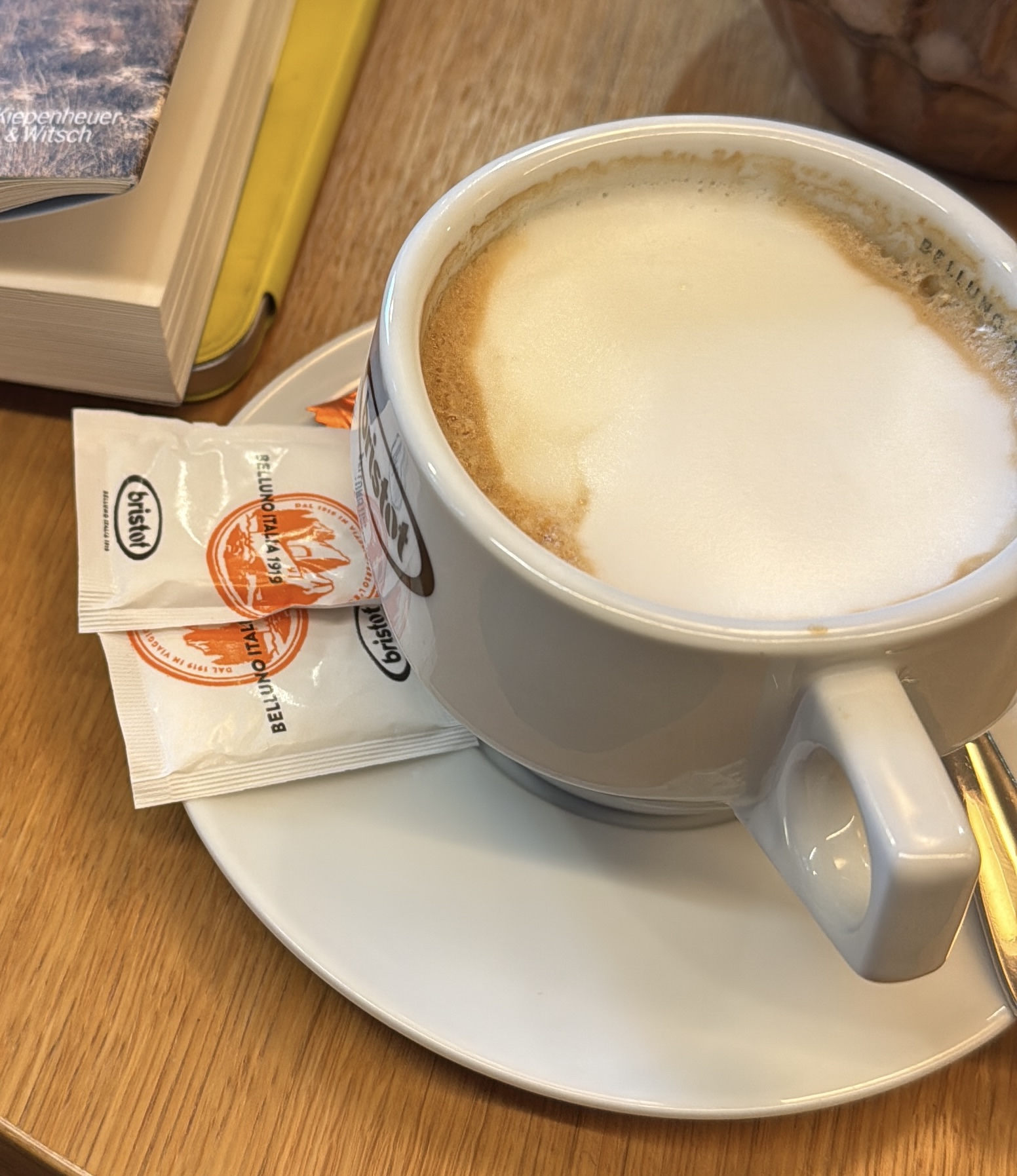 Kaffeetasse auf einem Notizbuch